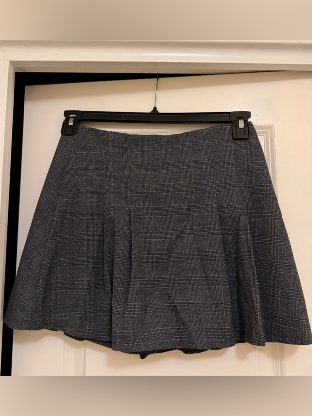 H&M Gray Plaid Pleated Mini Skort - Picture 2 of 5